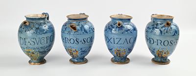 Quattro orcioli in maiolica, cm 21 con stemma e iscrizioni