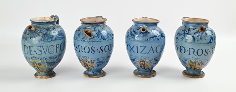 Quattro orcioli in maiolica, cm 21 con stemma e iscrizioni