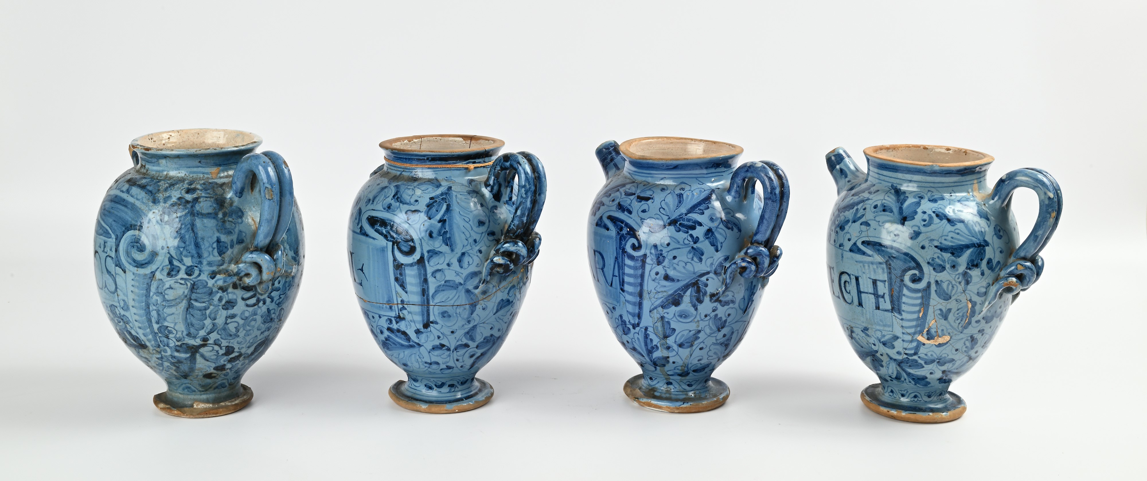 Quattro orcioli in maiolica, cm 21 con stemma e iscrizioni