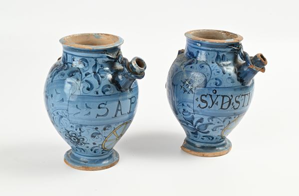 Coppia di brocchette in maiolica decorata in blu su fondo berettino, XVII secolo