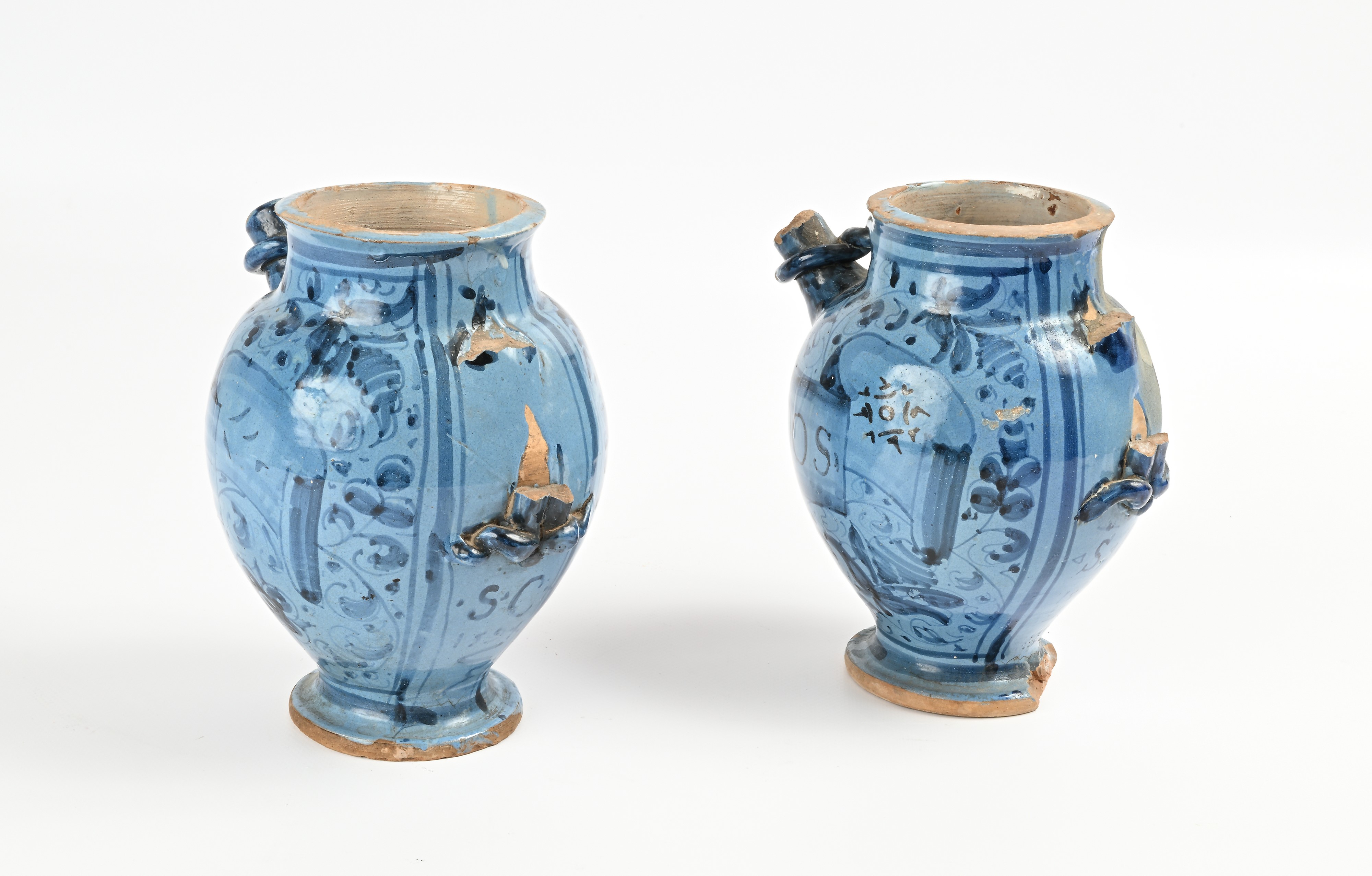 Coppia di brocchette in maiolica decorata in blu su fondo berettino, XVII secolo