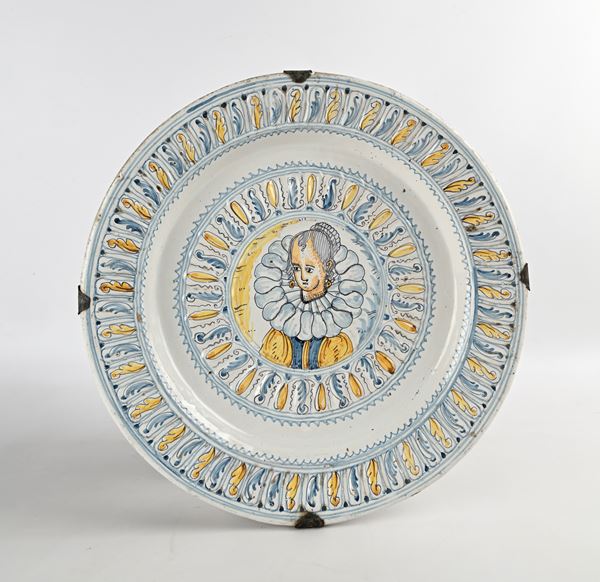 Piatto in maiolica in stile compendiario, Napoli ?, inizio del XVII secolo