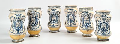 Sei albarelli in maiolica bianca con stemma araldico, XVIII secolo