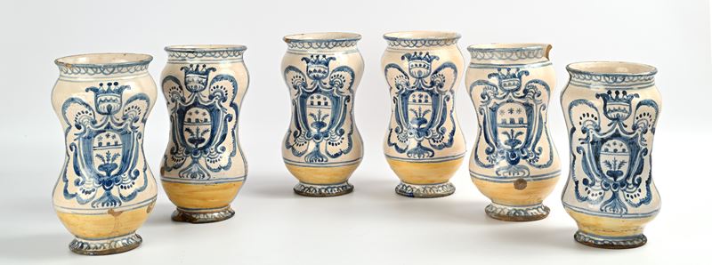 Sei albarelli in maiolica bianca con stemma araldico, XVIII secolo