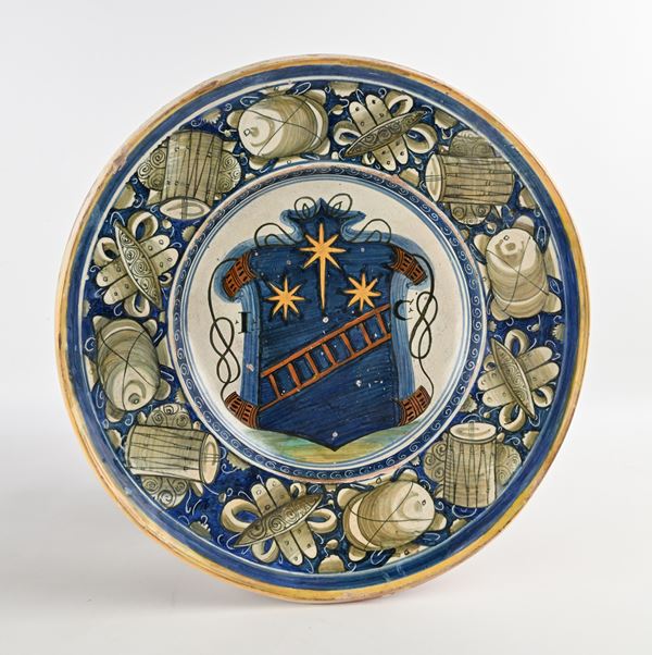 Piatto da pompa in maiolica policroma con stemma e trofei, Casteldurante, prima metà XVI secolo