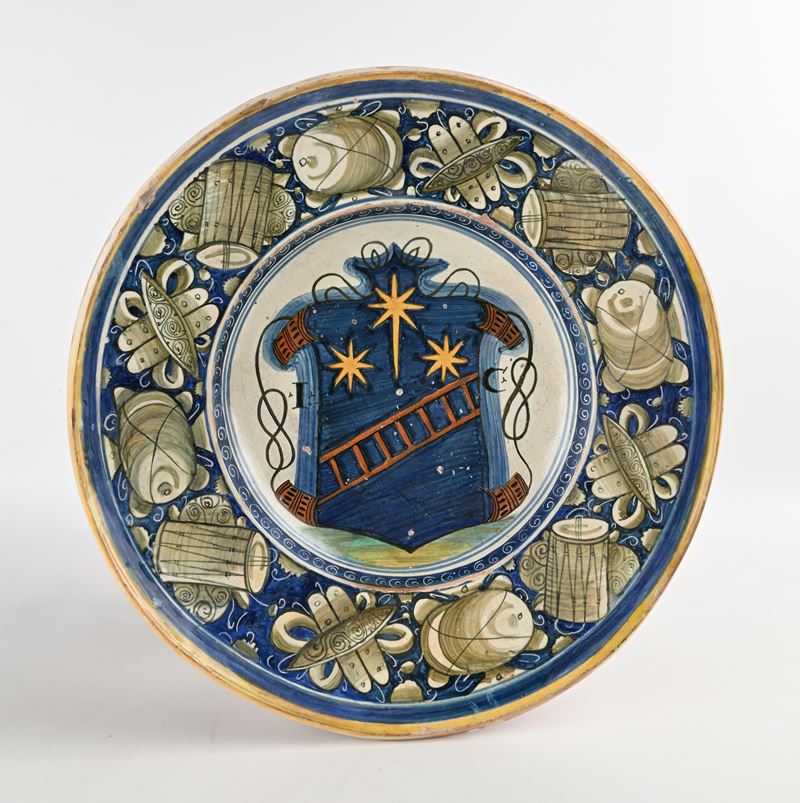 Piatto da Pompa in Maiolica Policroma con Stemma e Trofei, Casteldurante, Prima Metà XVI Secolo