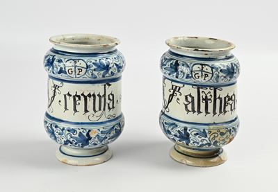 Albarelli a decoro calligrafico naturalistico, XVIII secolo, altezza cm 19,5