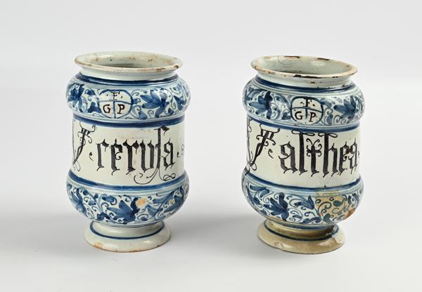 Coppia di albarelli a decoro calligrafico naturalistico, XVIII secolo