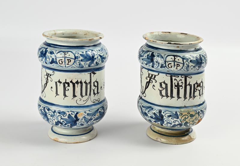 Albarelli a decoro calligrafico naturalistico, XVIII secolo, altezza cm 19,5