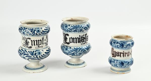 Tre albarelli diversi a decoro calligrafico, XVIII secolo