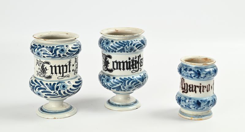 Albarelli, Tre albarelli diversi a decoro calligrafico, XVIII secolo