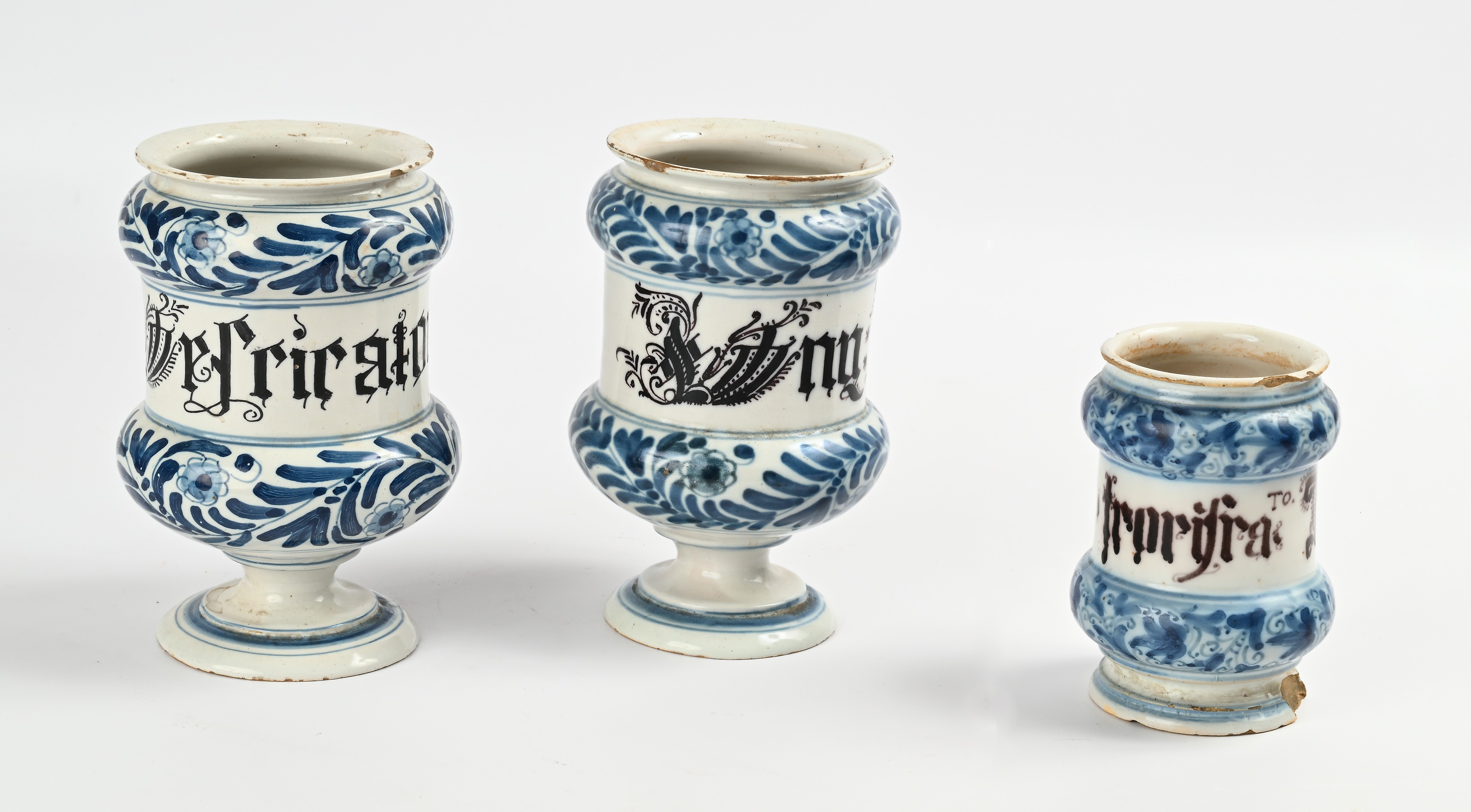 Albarelli, Tre albarelli diversi a decoro calligrafico, XVIII secolo