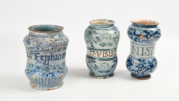Tre albarelli in maiolica diversi, XVIII secolo