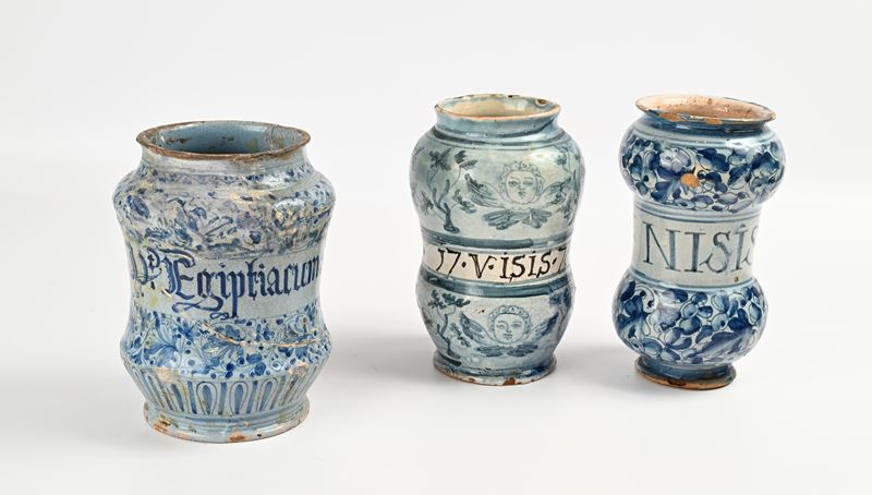Albarelli in maiolica, XVIII secolo, altezze cm 20 e 21