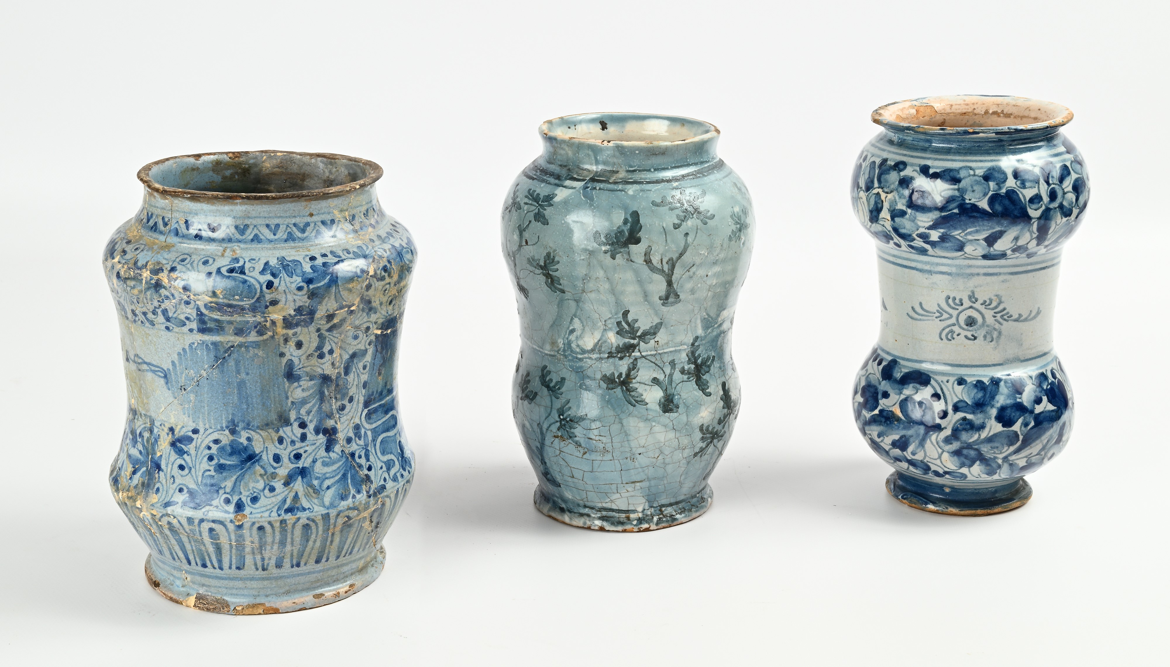Albarelli in maiolica, XVIII secolo, altezze cm 20 e 21