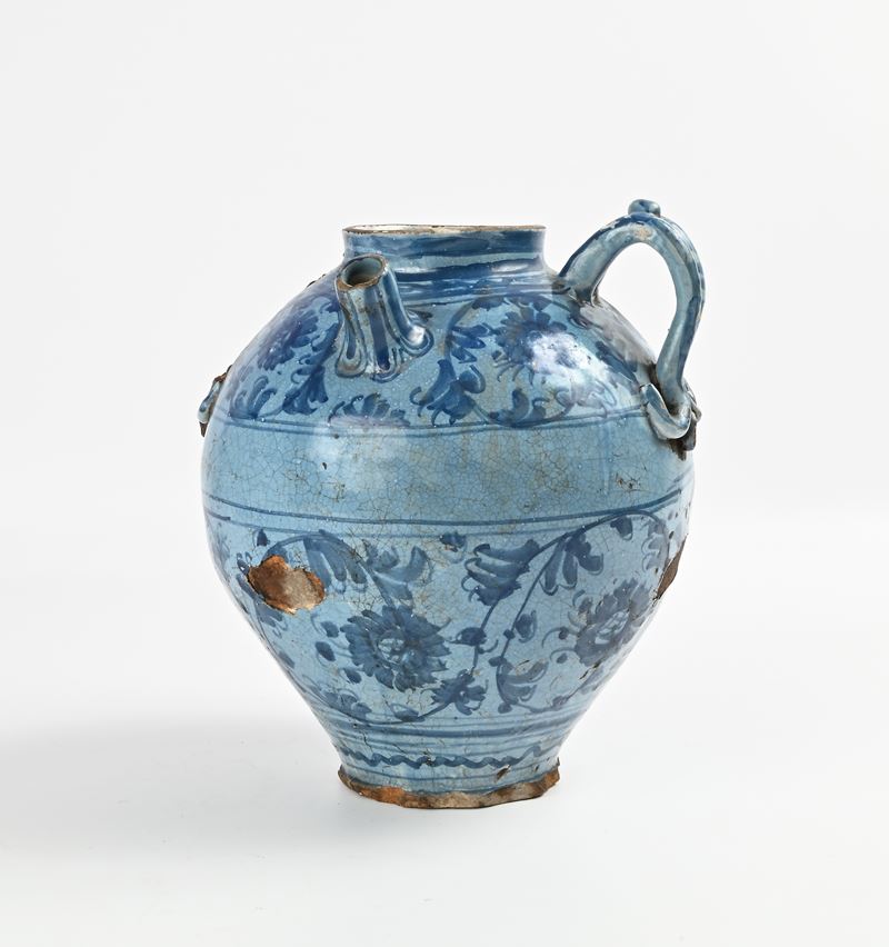 Versatoio biansato in maiolica, XVIII secolo, decorato in monocromia blu su fondo berettino