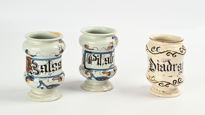 Tre albarelli decorati, XVIII secolo, ceramica a rocchetto