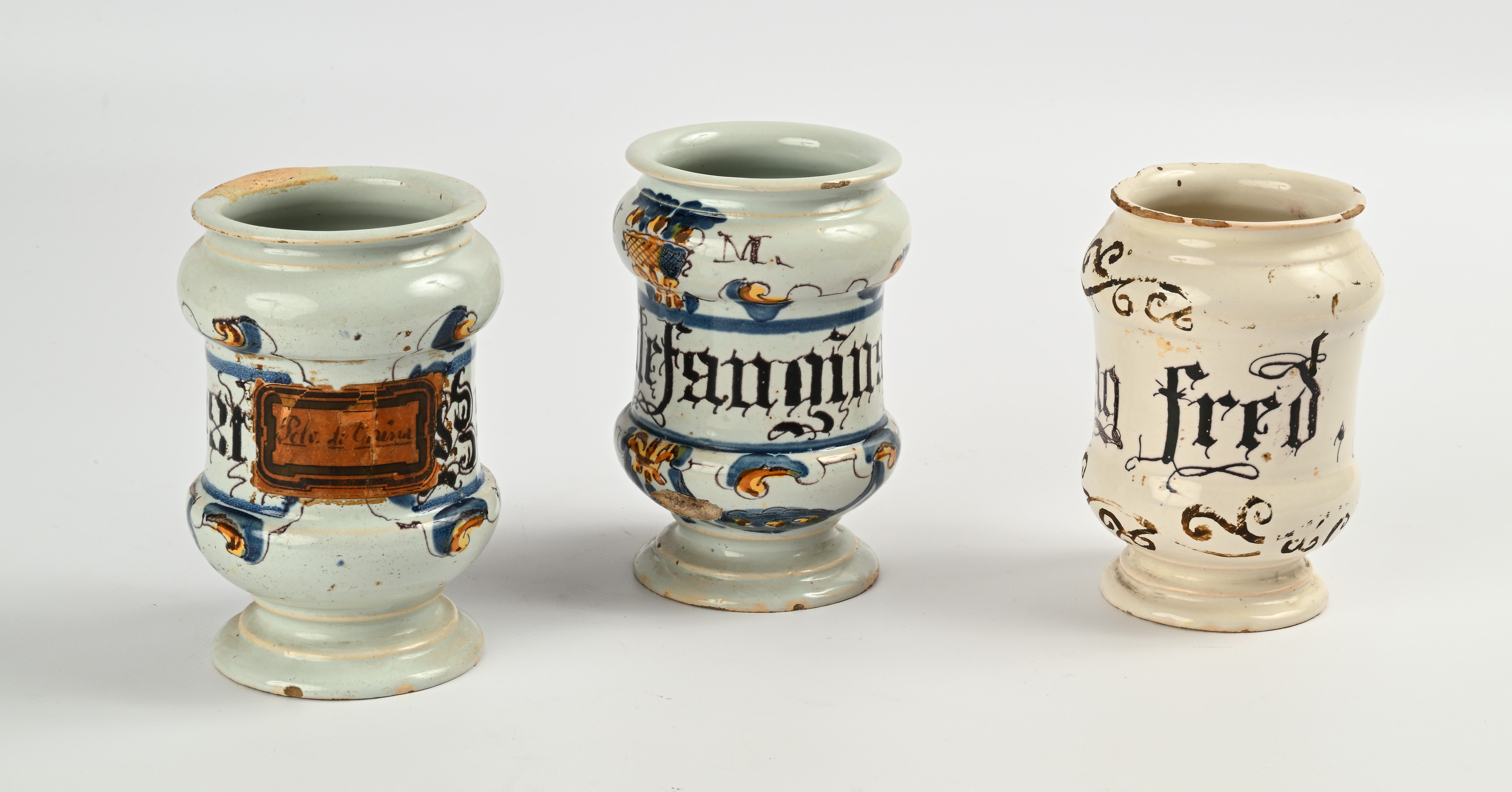 Tre albarelli decorati, XVIII secolo, ceramica a rocchetto
