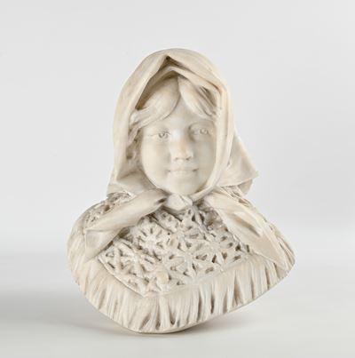 Scultore italiano (fine del XIX secolo), Ritratto di bambina con copricapo a fazzoletto e scialle...