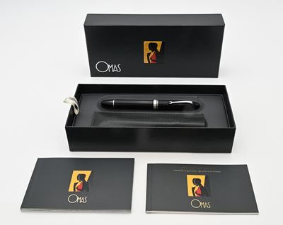 Omas, Penna stilografica Extra Ogiva 557/S in resina nera con dettagli rodiati