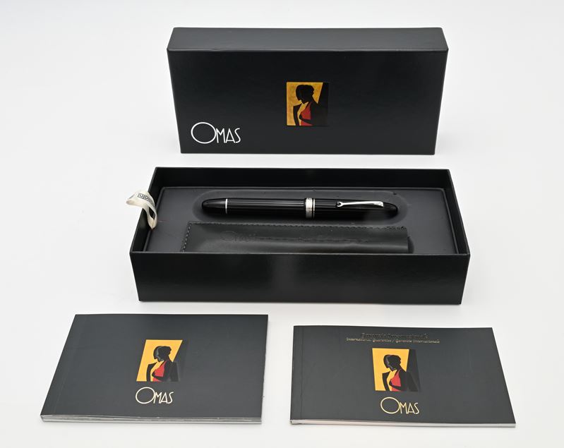 Omas, Penna stilografica Extra Ogiva 557/S in resina nera con dettagli rodiati