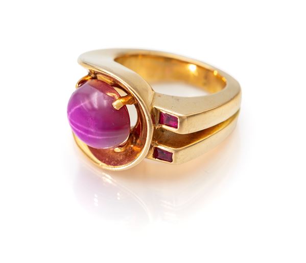 Anello in oro e rubino stellato in taglio cabochon