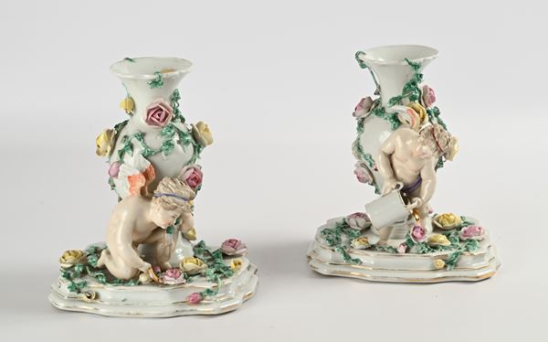 Coppia di vasi in porcellana policroma, Germania, XIX secolo