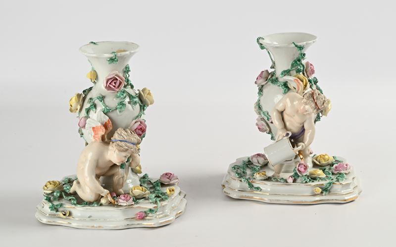 Coppia di vasi in porcellana policroma, Germania, XIX secolo