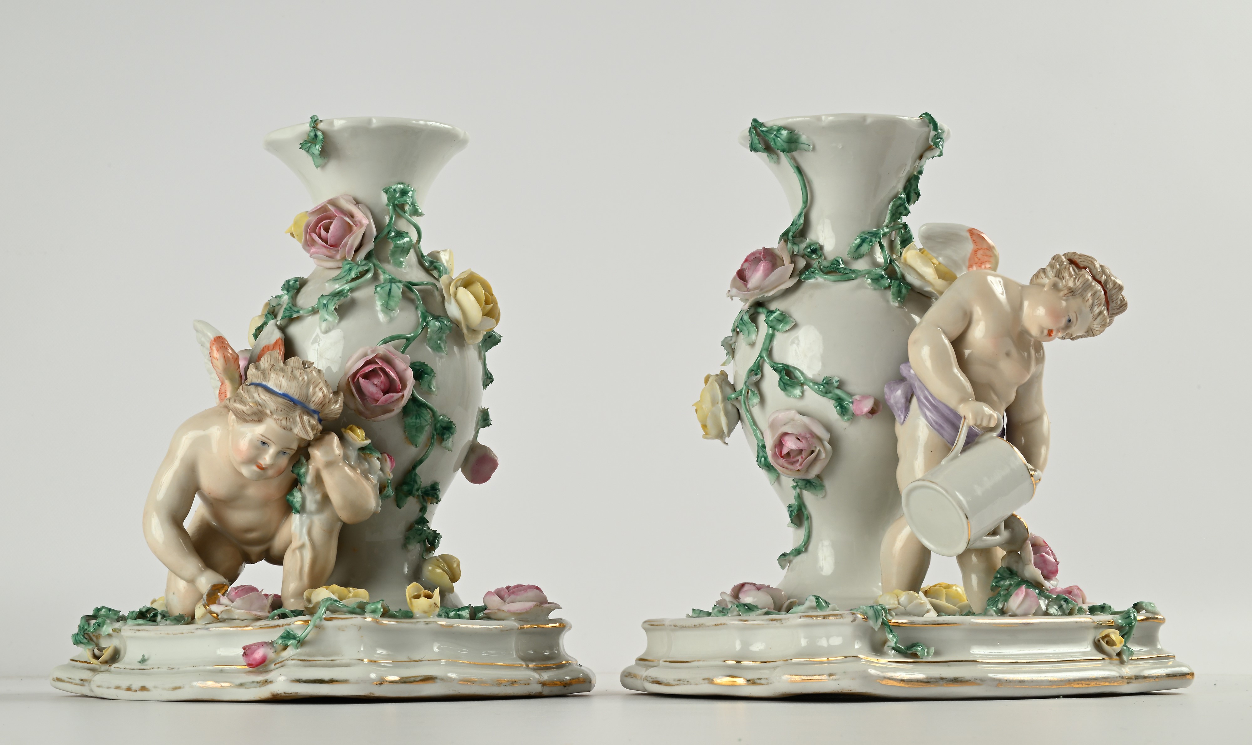 Coppia di vasi in porcellana policroma, Germania, XIX secolo