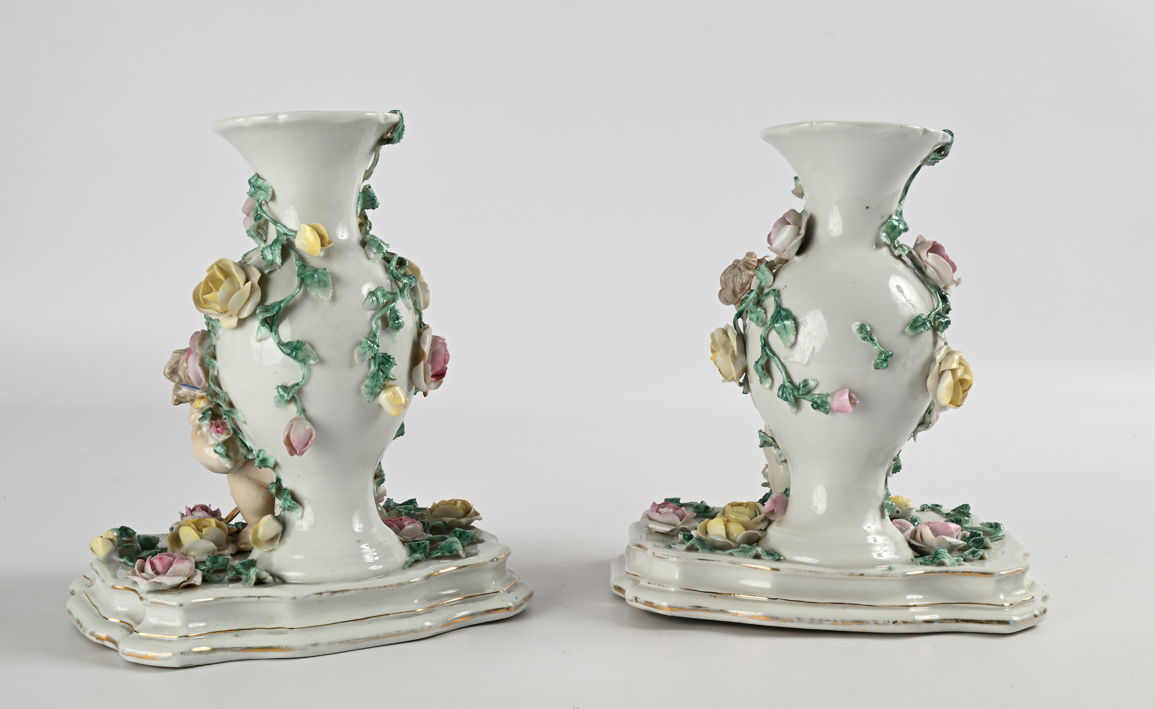 Coppia di vasi in porcellana policroma, Germania, XIX secolo