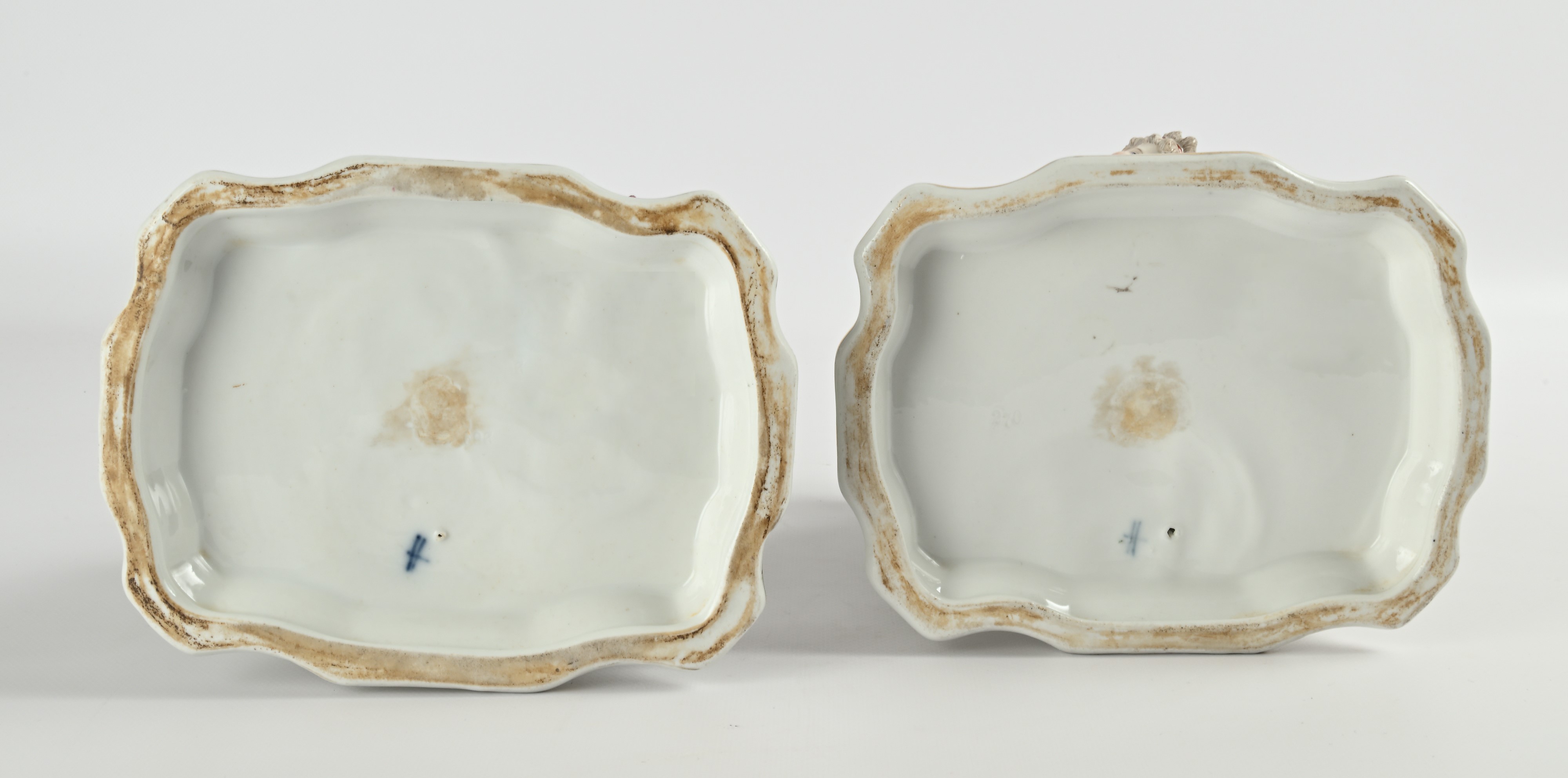 Coppia di vasi in porcellana policroma, Germania, XIX secolo