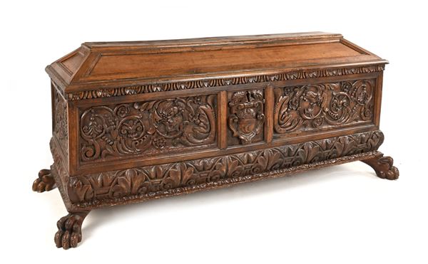 Cassone ad urna in noce, Toscana, XVII secolo