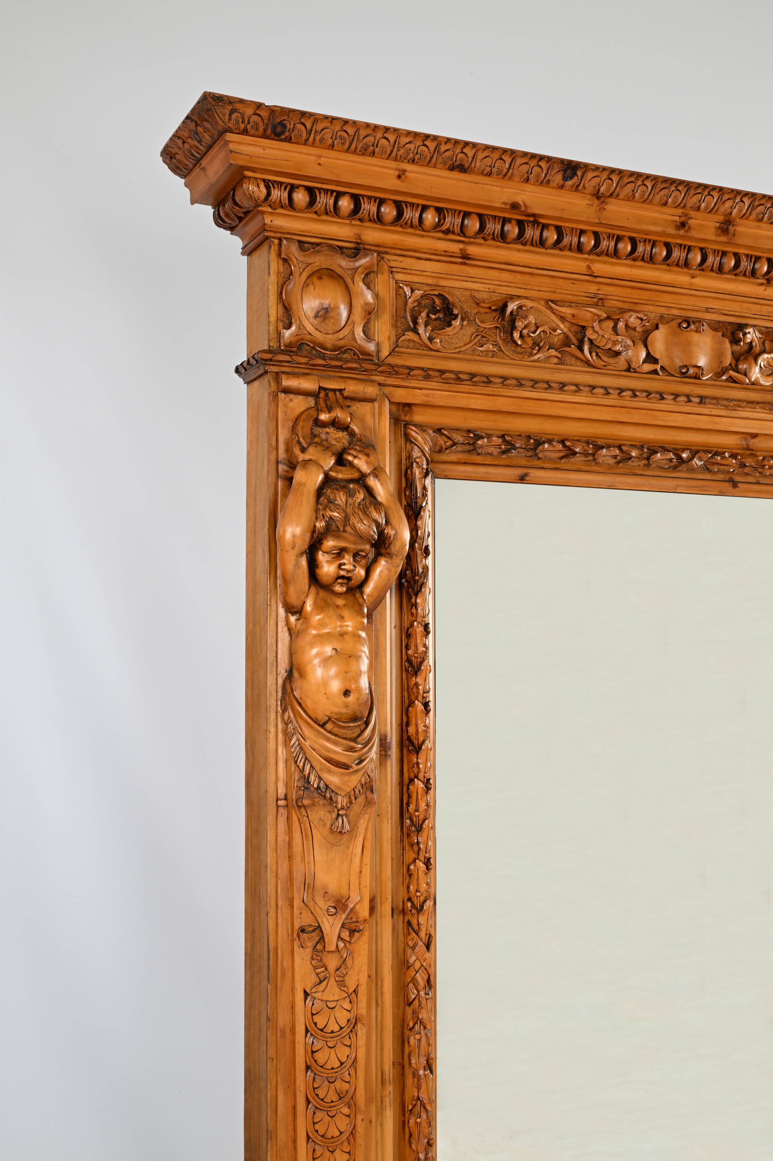Specchiera rinascimentale in legno con putti scolpiti, cm 227x170
