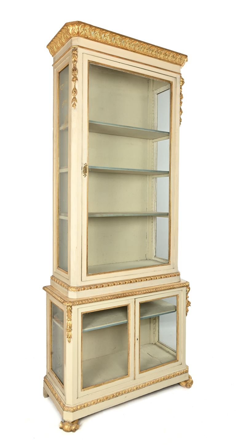 Vetrina a due corpi, legno laccato bianco e oro, XIX secolo