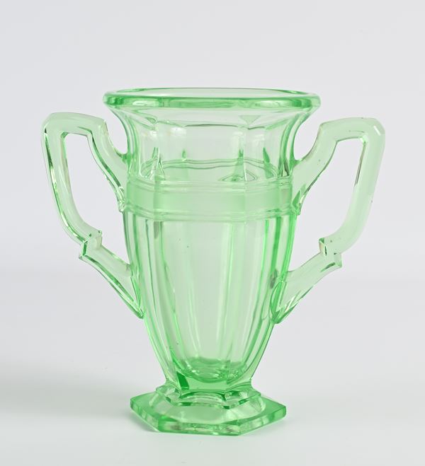 Coppa biansata in vetro verde, XX secolo