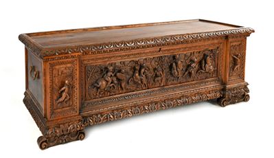 Cassapanca in noce, decorata in altorilievo con figure di cavalieri