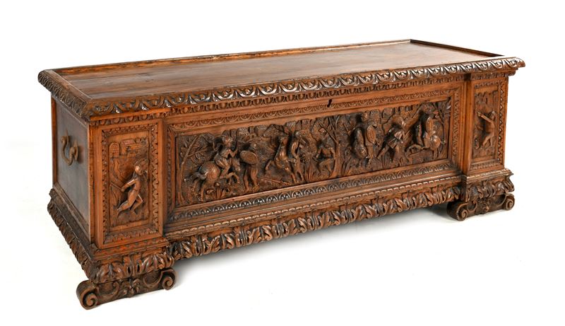 Cassapanca in noce, decorata in altorilievo con figure di cavalieri