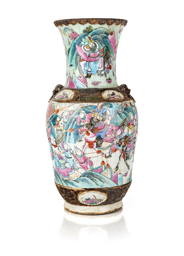 Vaso a balaustro in porcellana policroma, Cina