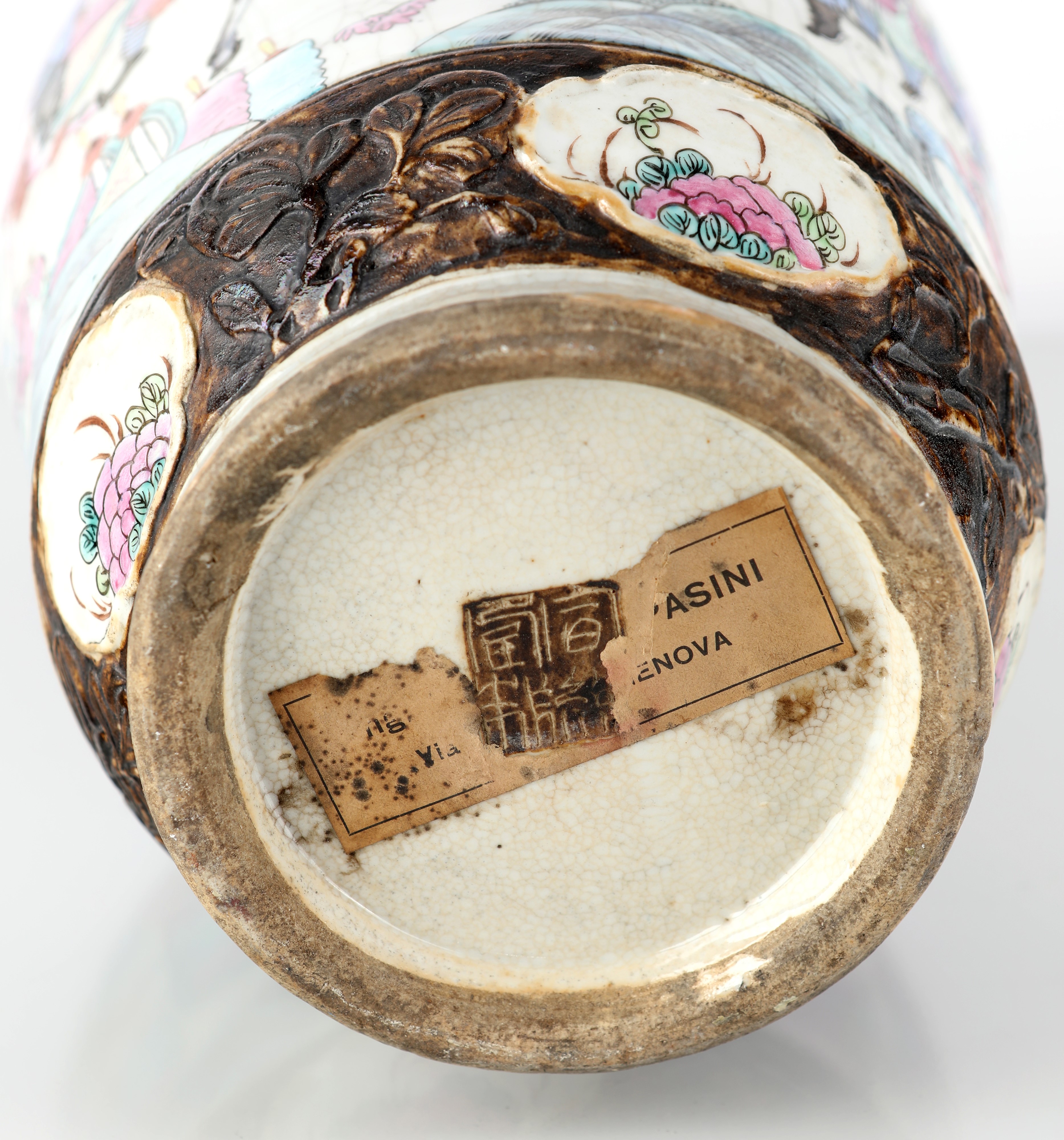 Vaso a balaustro in porcellana policroma, Cina