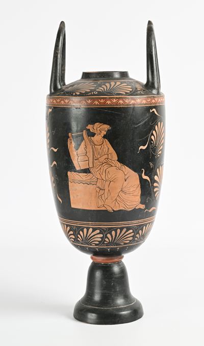 Vaso nuziale in terracotta, figure rosse su vernice nera, altezza cm 53