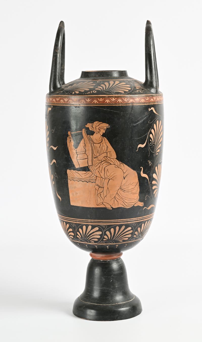 Vaso nuziale in terracotta, figure rosse su vernice nera, altezza cm 53