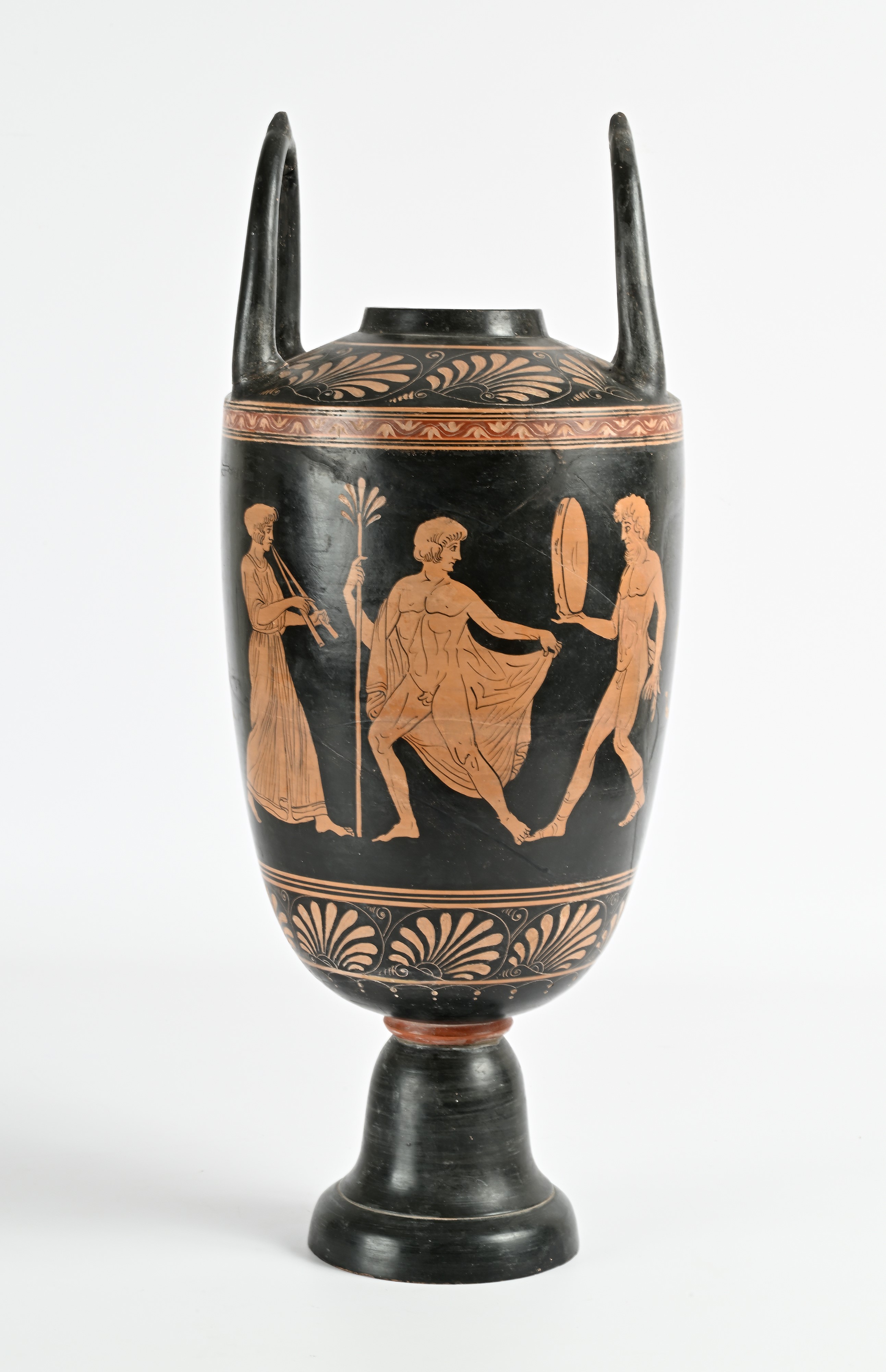 Vaso nuziale in terracotta, figure rosse su vernice nera, altezza cm 53