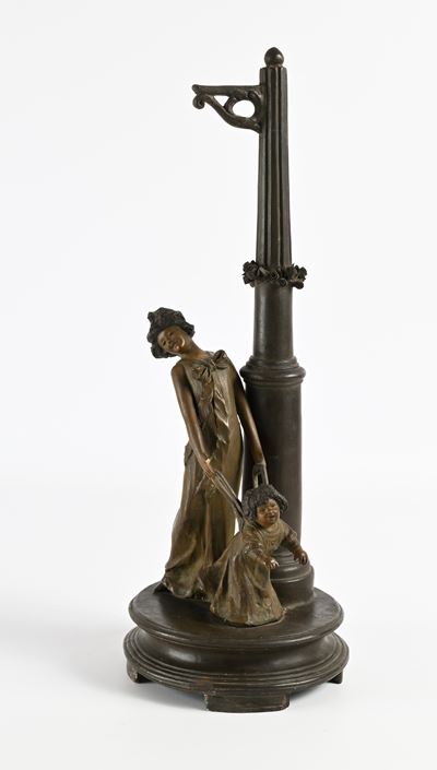 Scultura in terracotta patinata ad imitazione del bronzo, Raffigurante i primi passi di un bambin...