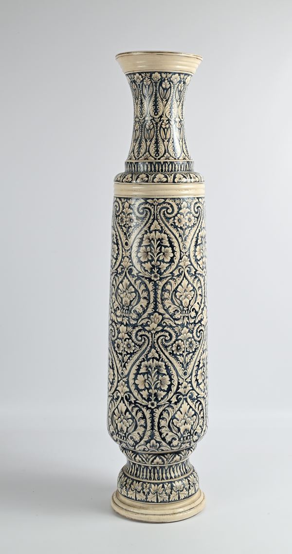 Vaso in maiolica bianca e blu a motivi di gusto islamico, XX secolo