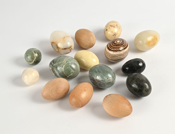 Dieci uova ed una sfera in marmo e pietre dure e quattro uova in legno 
