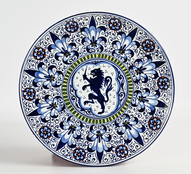 Piatto da pompa in maiolica bianca e blu, manifattura Riccardo Gatti, Faenza, XX secolo