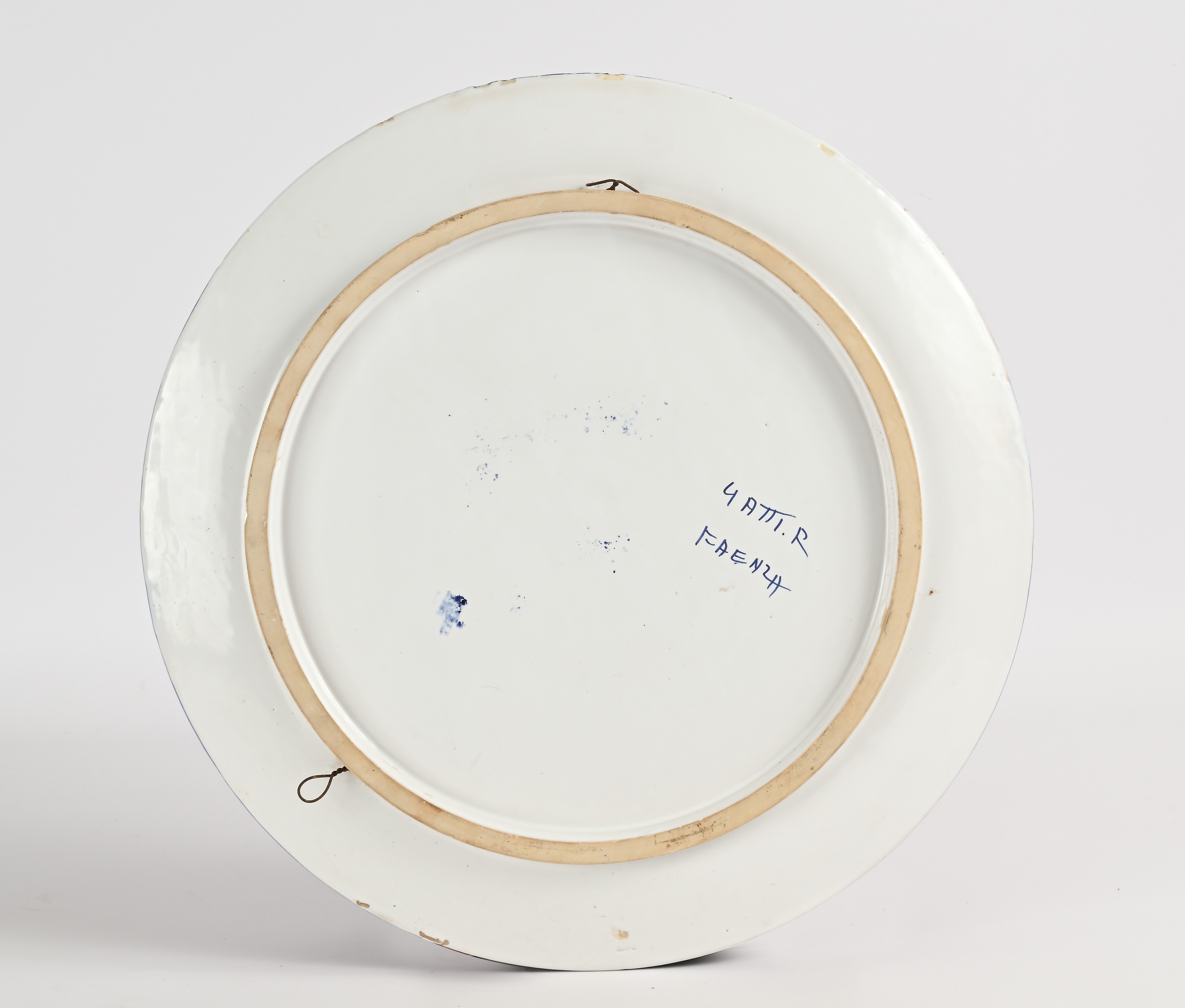Piatto da pompa in maiolica bianca e blu, manifattura Riccardo Gatti, Faenza, XX secolo
