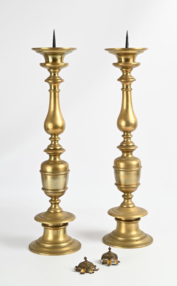 Coppia di antiche torciere in ottone