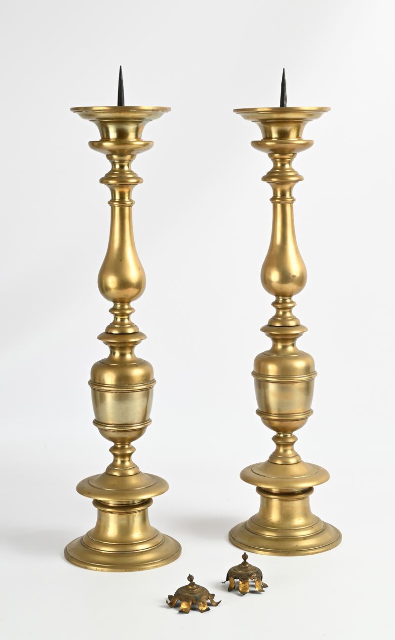 Coppia di torciere in ottone, altezza cm 66
