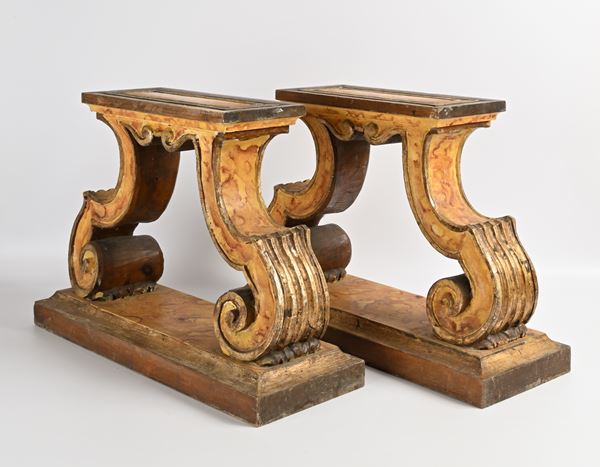 Coppia di basi in legno laccato ad imitazione del marmo, XX secolo 